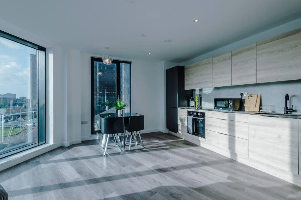 Stunning 2-Bed Premium Apartment - Free Wi-Fi Престон Экстерьер фото